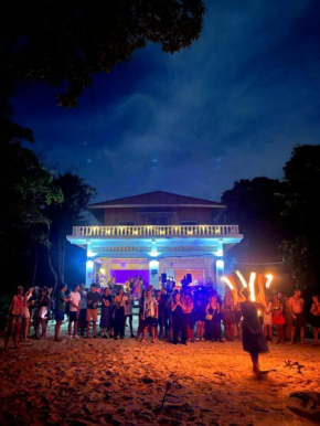 Lovesick Hostel & Sports Bar Mpai Bay
